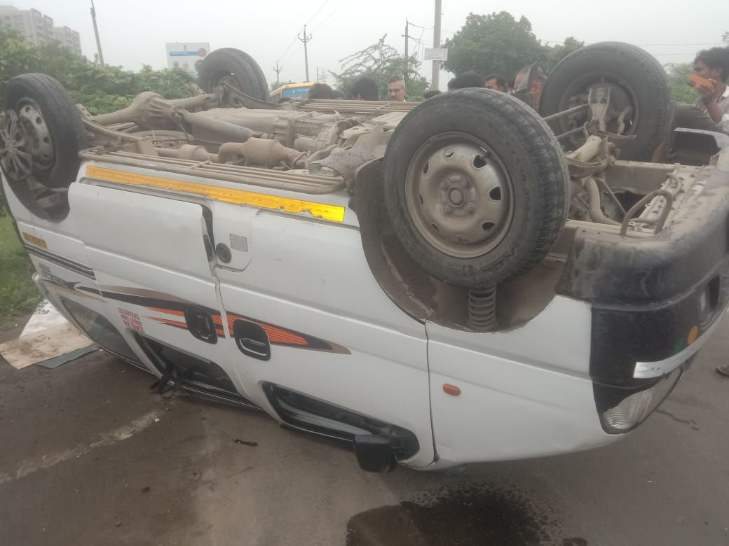 School van ferrying Nirma Vidyavihar students overturns, major mishap averted