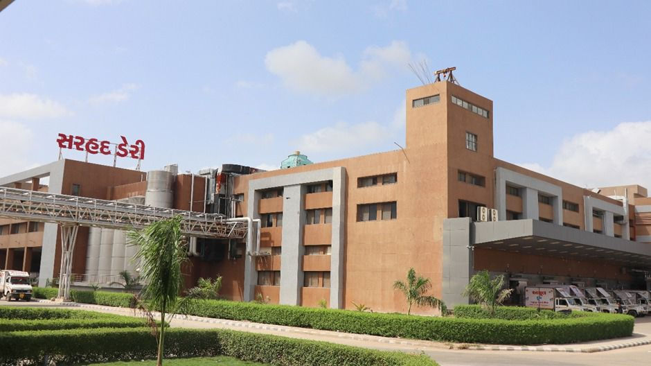 કચ્છની સહકારી ક્રાંતિ:  સરહદ ડેરીએ ઊંટડીના દૂધ અને આઈસ્ક્રીમ પ્લાન્ટથી પશુપાલકોને કર્યા માલામાલ 2 - image