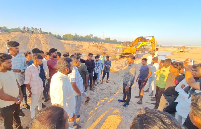 છોટાઉદેપુર: રતનપુરમાં ગેરકાયદેસર રેતી ખનન પર ‘જનતા રેડ’, 2 હિટાચી અને 4 ટ્રકો ઝડપાયા; તંત્રની પોલ ખૂલી 1 - image