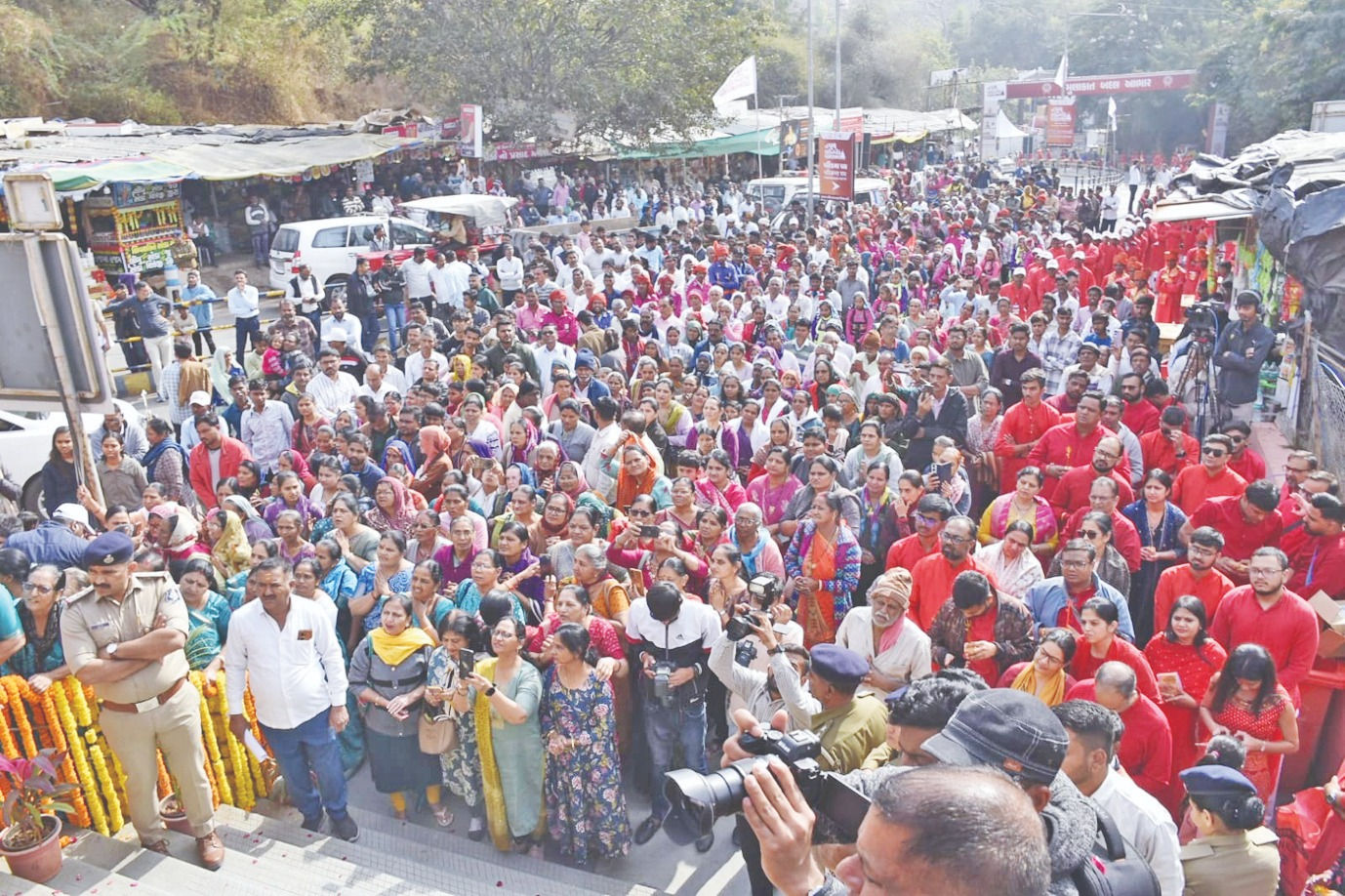 અંબાજીમાં 51 શક્તિપીઠ પરિક્રમા મહોત્સવ: પહેલા દિવસે 1 લાખથી વધુ માઈભક્તો ઉમટ્યા 4 - image