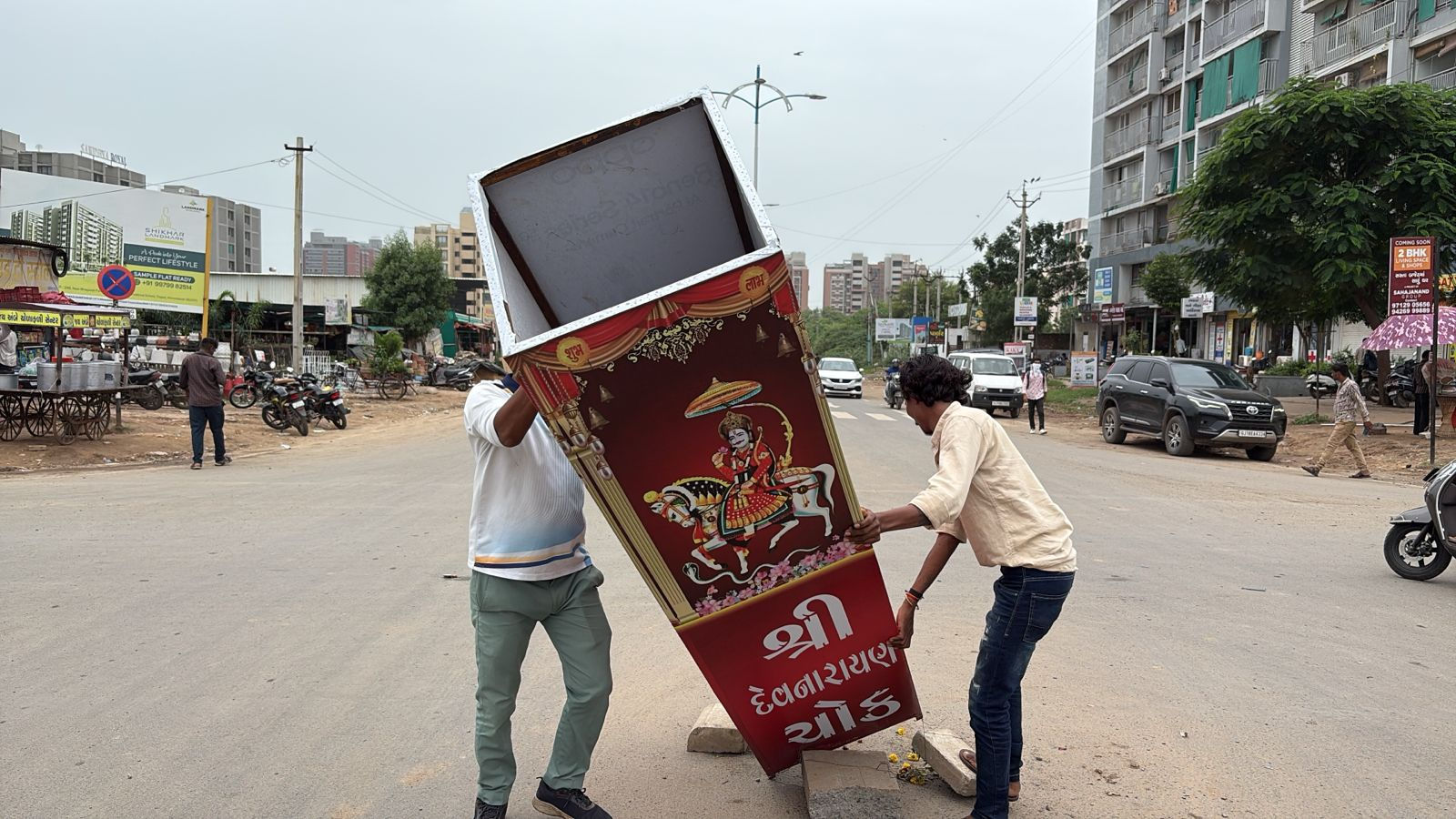 ગાંધીનગરના ન્યૂ ચાંદખેડામાં મંજૂરી વિના ચોકનું નામ આપી દેવાતા તંત્રની કાર્યવાહી, ગેરકાયદે દબાણ અને બોર્ડ દૂર કરાયા 2 - image