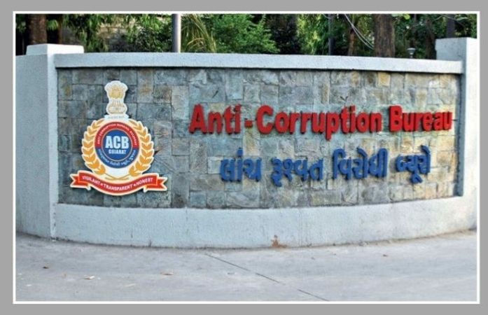 અમદાવાદ: કાલુપુર રેલવે સ્ટેશન પર ACBનો સપાટો, ટિકિટના કાયદેસરના ભાડા કરતાં વધુ રૂપિયા વસૂલતો કર્મચારી ઝડપાયો 1 - image