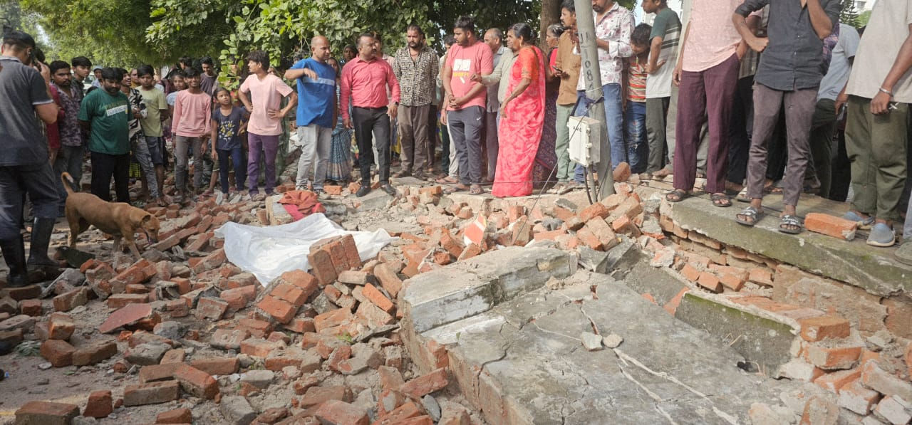 તંત્રની બેદરકારીએ નિર્દોષનો ભોગ લેવાયો , નવાવાડજના શ્રીનાથ ડેપોની દિવાલ ધરાશયી થતાં યુવકનું મોત નિપજયું 1 - image