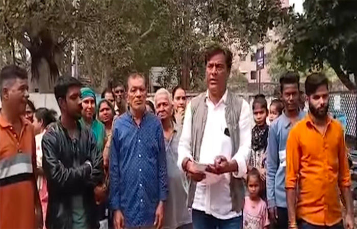 છગનભાઈની ચાલીમાં ગટરના પાણી ઉભરાતા રહીશોનો વોર્ડ કચેરીએ મોરચો 1 - image