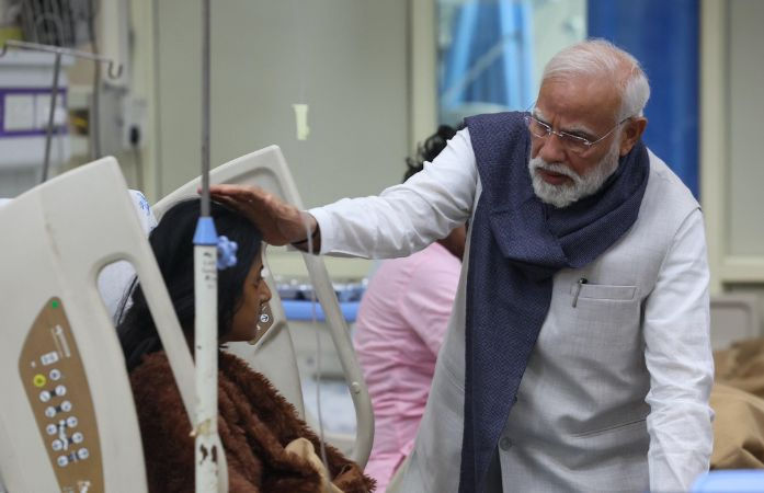 ભુતાનથી પાછા આવી PM મોદી દિલ્હી કાર બ્લાસ્ટના પીડિતોને મળવા LNJP હૉસ્પિટલ પહોંચ્યા 1 - image