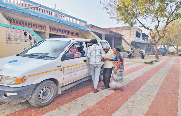 બાલાસિનોરમાં 51 વર્ષથી બે રૂપિયામાં ગરીબ દર્દીઓની સારવાર કરતી મોબાઇલ હોસ્પિટલ 1 - image