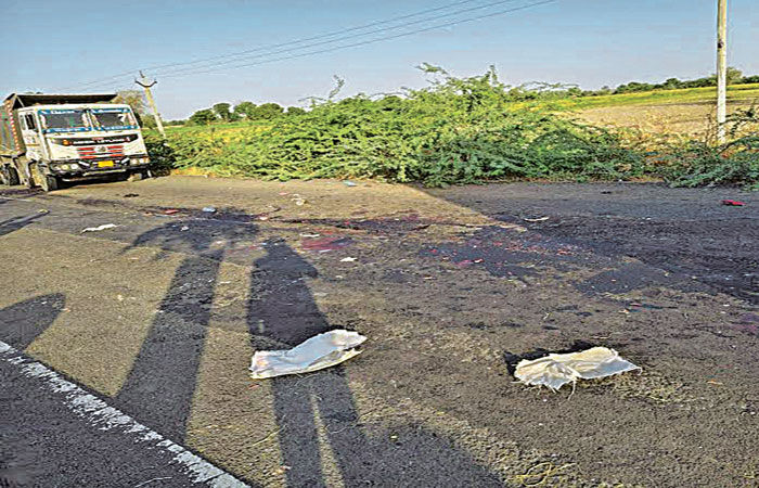 રાજબાઇ માતાજીના મંદિરે પદયાત્રિકોનો સંઘ પહોંચે તે પહેલાં અકસ્માત નડયો 1 - image