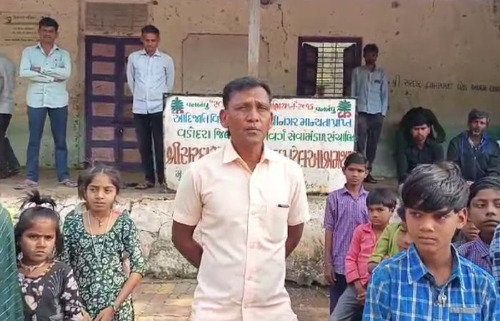 છોટા ઉદેપુર: દુગ્ધાનું છાત્રાલય બંધ થવાના આરે! તંત્રના વાંકે 60 બાળકોનું ભવિષ્ય જોખમમાં, આદિવાસી સમાજ લાલઘૂમ 3 - image