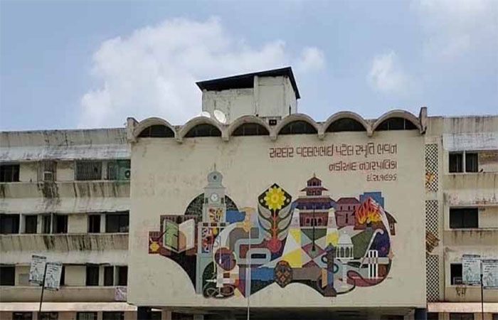 નડિયાદમાં પાલિકા તંત્ર હવે ઢોર ડબ્બા બનાવવા માટે જગ્યા શોધવા નીકળ્યું 1 - image