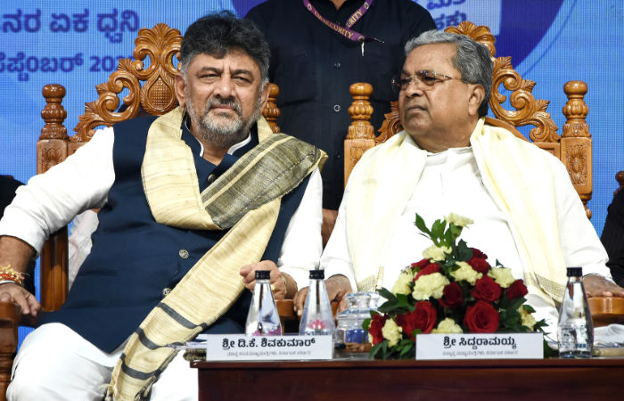 સિદ્ધારમૈયા અને શિવકુમારની લડાઈમાં કોંગ્રેસનું જ નુકસાન! CMની ખુરશીની ખેંચતાણ મઠ સુધી પહોંચી 2 - image