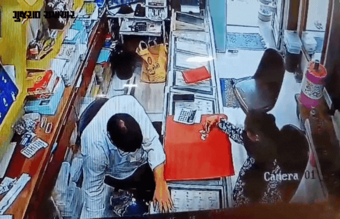 અમદાવાદ: જ્વેલરી શોપમાં નકલી દાગીના પધરાવી અસલી ચોરતી મહિલા ઝડપાઈ, રૂ.2.90 લાખનો મુદ્દામાલ મળ્યો 3 - image