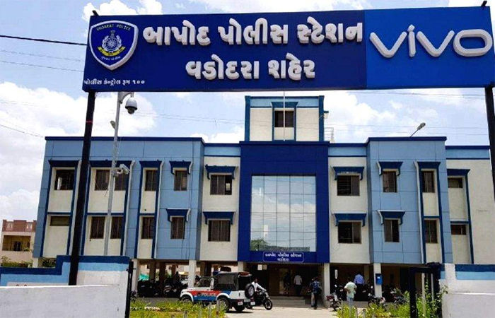 કુતરાના ત્રણ ગલુડિયા કચડી નાખતા રીક્ષા ડ્રાઇવર સામે ગુનો દાખલ 1 - image