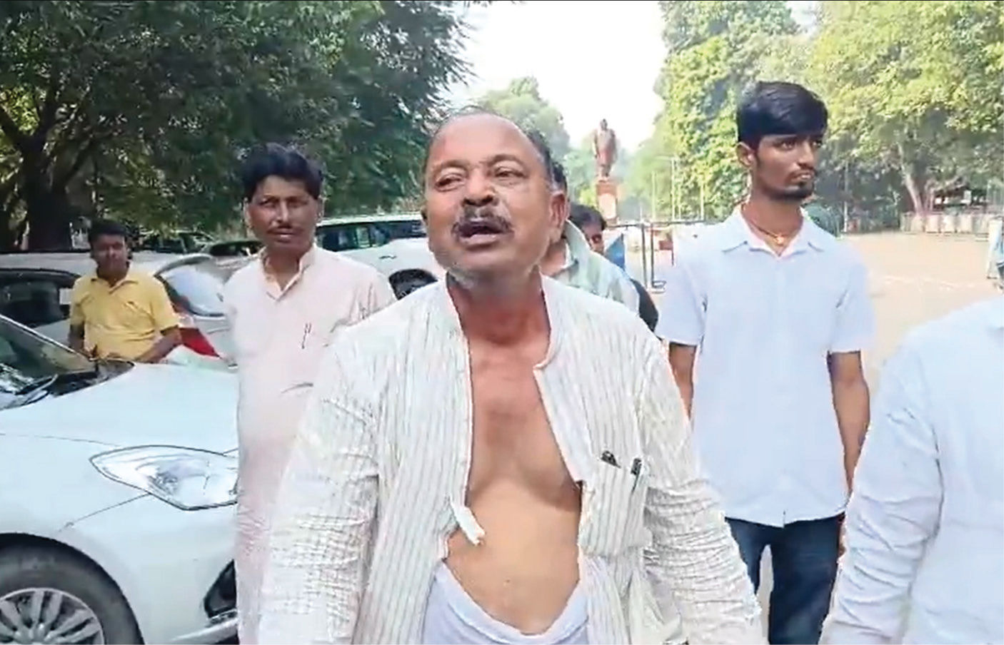 VIDEO : બિહારમાં ટિકિટ વહેંચણીમાં ગજબ ડ્રામા! લાલુ યાદવના ઘરની બહાર કપડાં ફાડીને રડવા લાગ્યા નેતા 1 - image