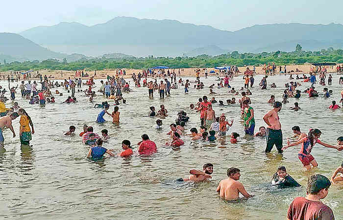 વિશ્વેશ્વરના પ્રાચીન મહાદેવ મંદિરે ભક્તોનું ઘોડાપુર ઉમટયું 1 - image