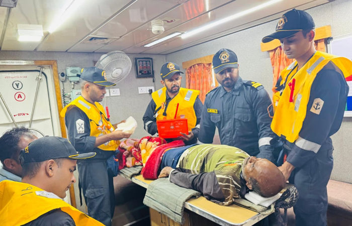 VIDEO: 'જિંદગી અને મોતનો સવાલ હતો...' જાફરાબાદના દરિયામાં ઈજાગ્રસ્ત થયેલા ખલાસીને કોસ્ટ ગાર્ડે હેમખેમ બચાવ્યો! 2 - image