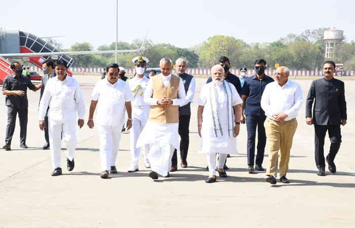 PM modi road show in Ahmedabad: 4 રાજ્યોમાં બીજેપીની જીતનો વિજયોત્સવ ગુજરાતમાં, જુઓ PM મોદીના રોડ શોની તસ્વીરો અને વીડિયો 2 content image bb21533d 762c 44ff b160 c98e1042bc27