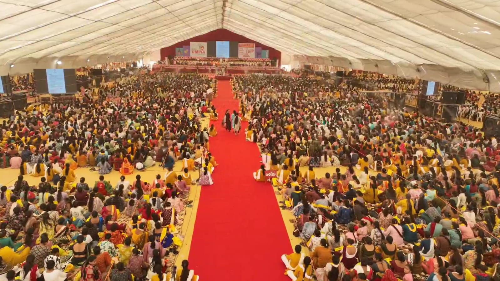 ભુજમાં 11 હજાર દીકરીએ સ્વરક્ષાના સંકલ્પ લઈ ગીતાનું પઠન કર્યું, સર્જાયો વર્લ્ડ રેકોર્ડ 2 - image