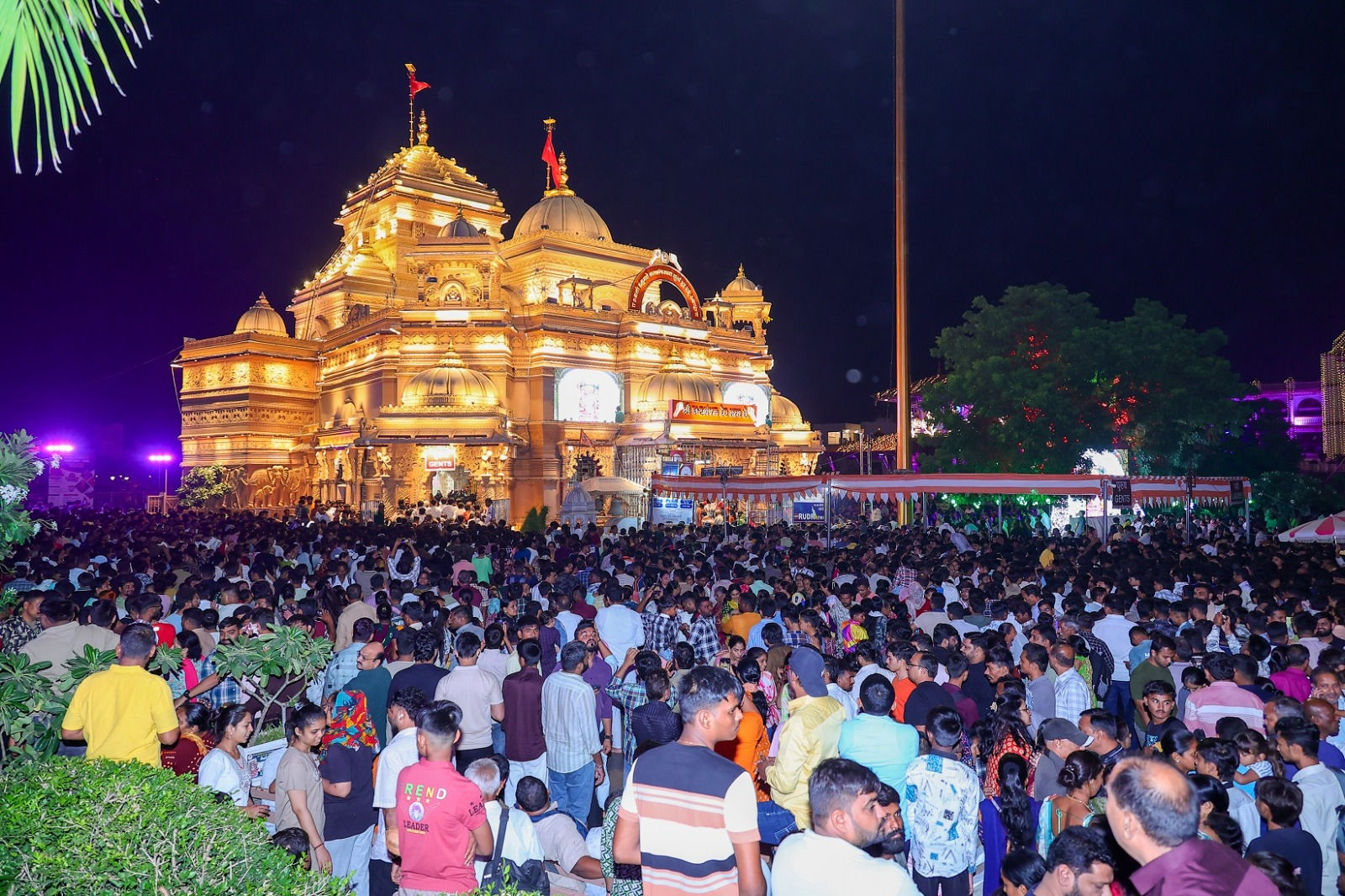 Video: કારતક માસના પહેલાં શનિવારે સાળંગપુરમાં ભક્તોનું ઘોડાપૂર! ચલણી નોટોથી કરાયો 'દાદા'નો શણગાર 3 - image