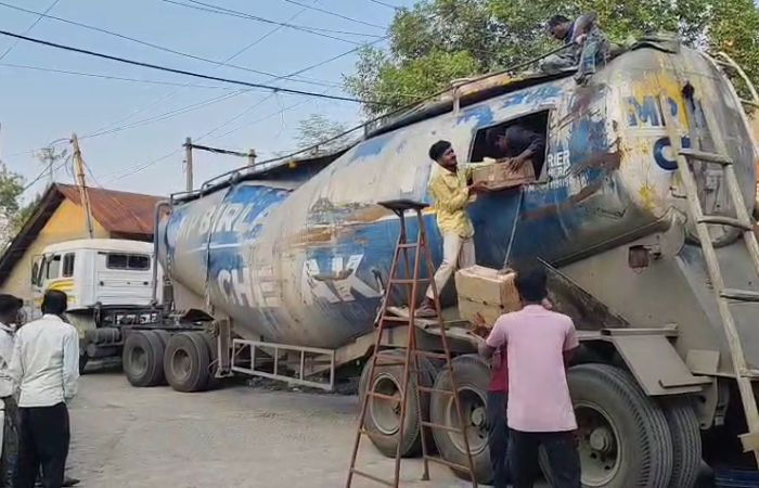 છોટાઉદેપુર: સિમેન્ટની આડમાં શરાબની હેરાફેરી, ટેન્કરને ગેસ કટરથી કાપતા પોલીસ પણ ચોંકી ઉઠી 2 - image