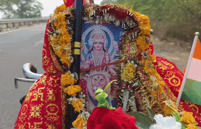 હાથ-પગમાં સાંકળ બાંધી ગબડતા વૈષ્ણોદેવી જવા નીકળેલા શ્રદ્ધાળુ ગુજરાત પહોંચ્યા, પુત્રના જીવનદાન માટે પિતાનું કઠોર તપ 3 - image