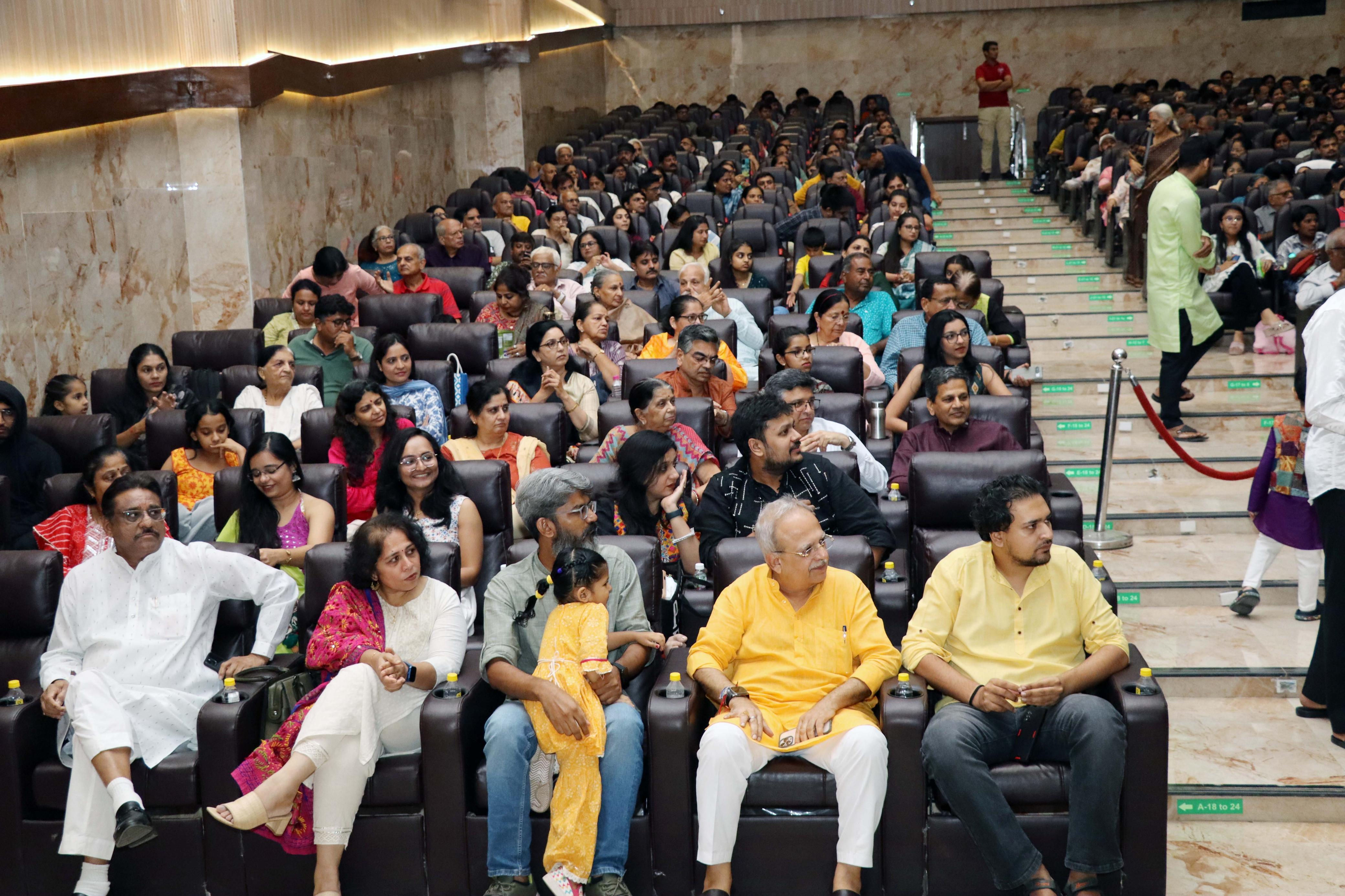 અમદાવાદમાં રાસ-ગરબાનો સંપૂર્ણ ઓથેન્ટિક શૉ 'ગરબા-રાસ તો બારેમાસ' યોજાયો, હુડો-પ્રાચીન ગરબો જેવી શૈલીઓને થઈ પ્રસ્તુતિ 5 - image