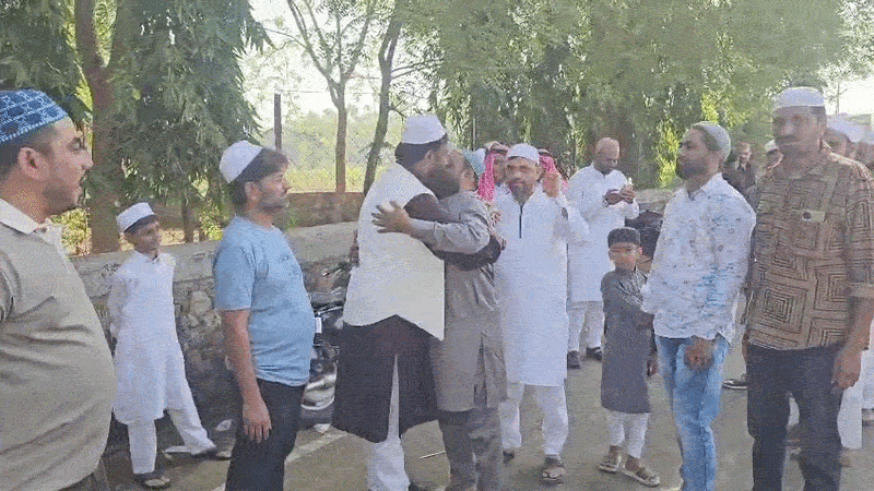 ગુજરાતમાં ઈદની રોનક: સાણંદથી શહેરા સુધી ઈદગાહમાં ઉમટી ભીડ, ધોળકા અને નસવાડીમાં કોમી એકતાના દર્શન 3 - image