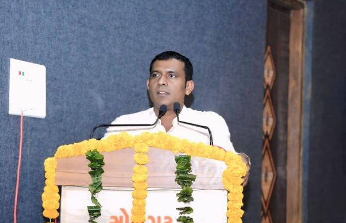 તાપીમાં ભાજપ-કોંગ્રેસના નેતાઓની જુગલબંધી: માજી MLAની હોટલના ઉદઘાટનમાં જયરામ ગામીતે રિબિન કાપી 1 - image