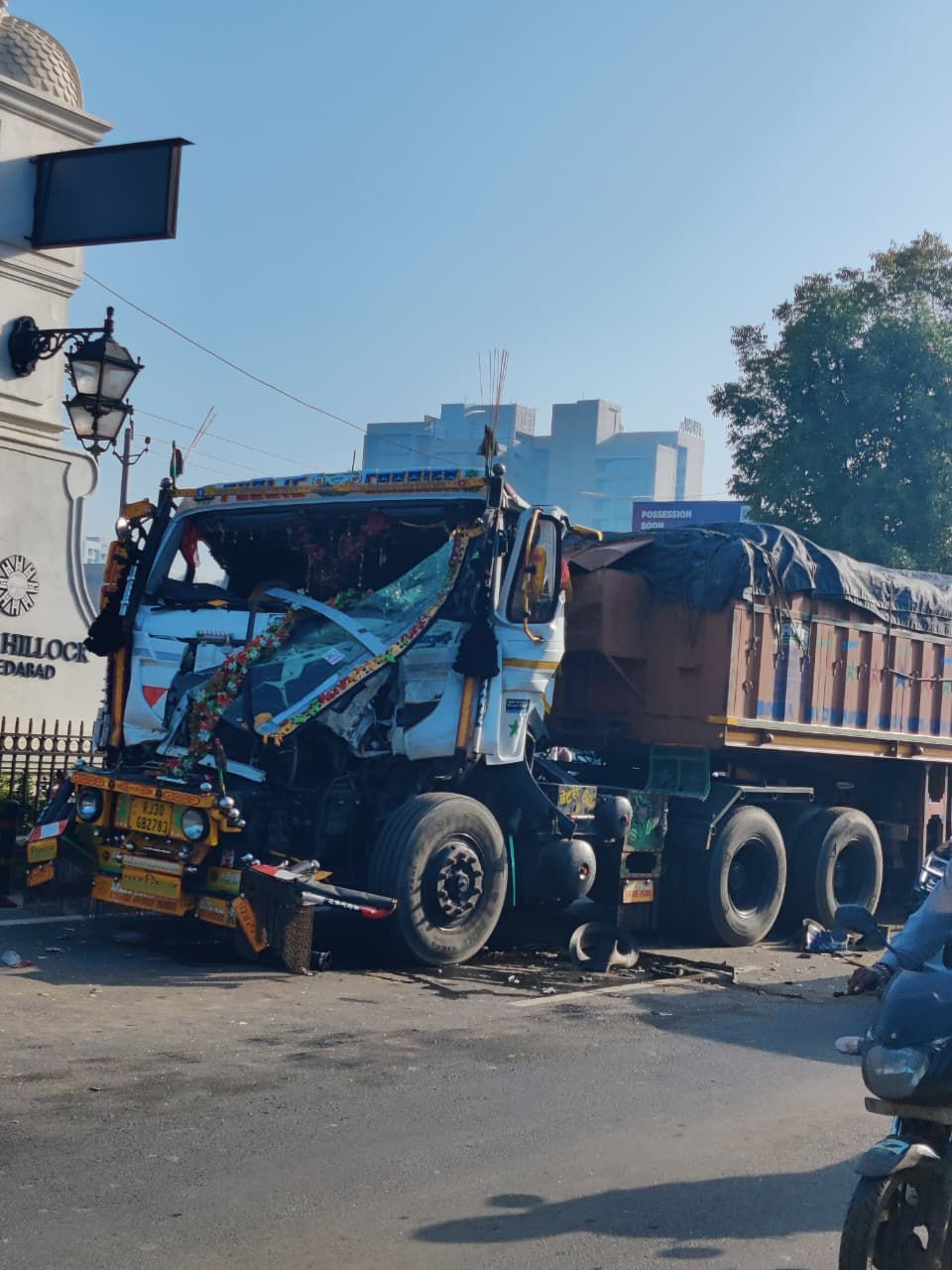ઝુંડાલ સર્કલ પાસે ગમખ્વાર અકસ્માત: બસની પાછળ ટ્રેલર ઘૂસ્યું, ટ્રક ડ્રાઇવર ઇજાગ્રસ્ત 2 - image