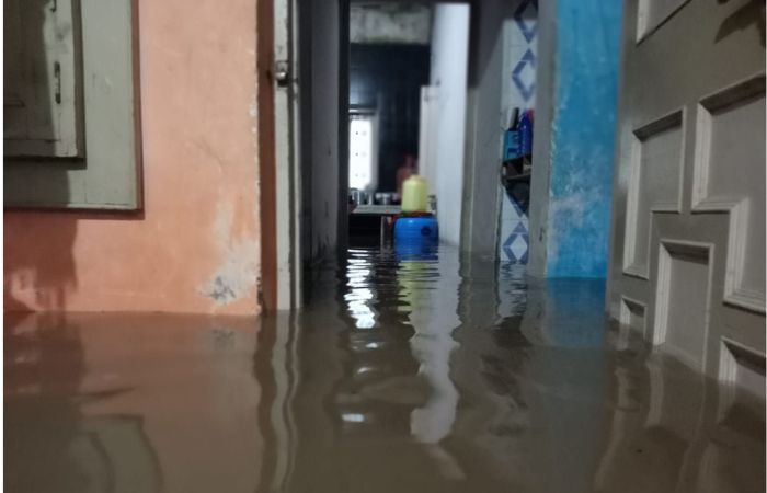 Orange alert in North Gujarat Schools closed homes flooded after 8 inches of rain in 3 hours in Vadgam