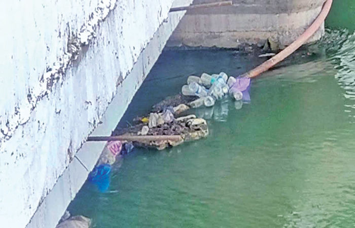 ધોળીધજા ડેમમાં પાણી ઠાલવતી કેનાલમાં પ્લાસ્ટિકના થર જામ્યા 1 - image