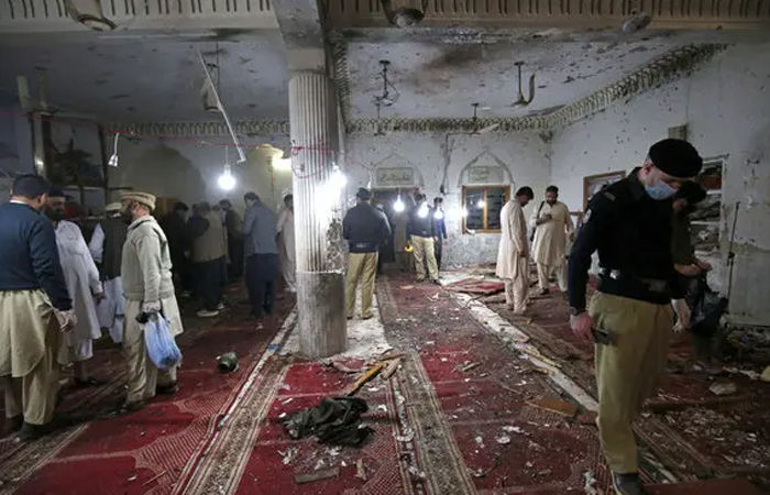 પાક. સેનાના મસ્જીદ મદ્રેસાઓ ઉપર હુમલા 17નાં મોત, પાક. બોમ્બીંગથી તાલિબાન ભડક્યું 1 - image