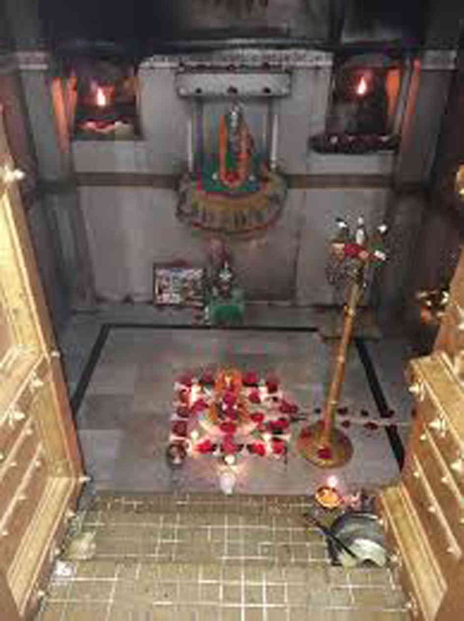 કામનાથ મહાદેવ મંદિર જ્યાં શિવલિંગ નીચેથી વિશ્વામિત્રીનું પાણી વહે છે 1 - image