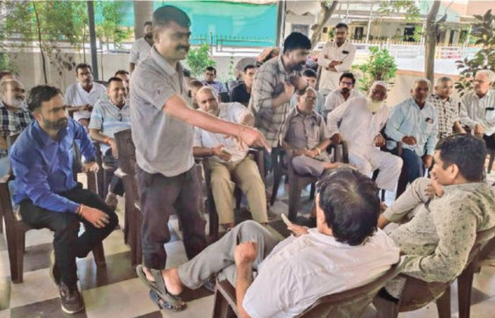 Uproar at BJP MLA Raman Vora’s residence for not declaring Jadar as taluka 70 leaders resign from BJP