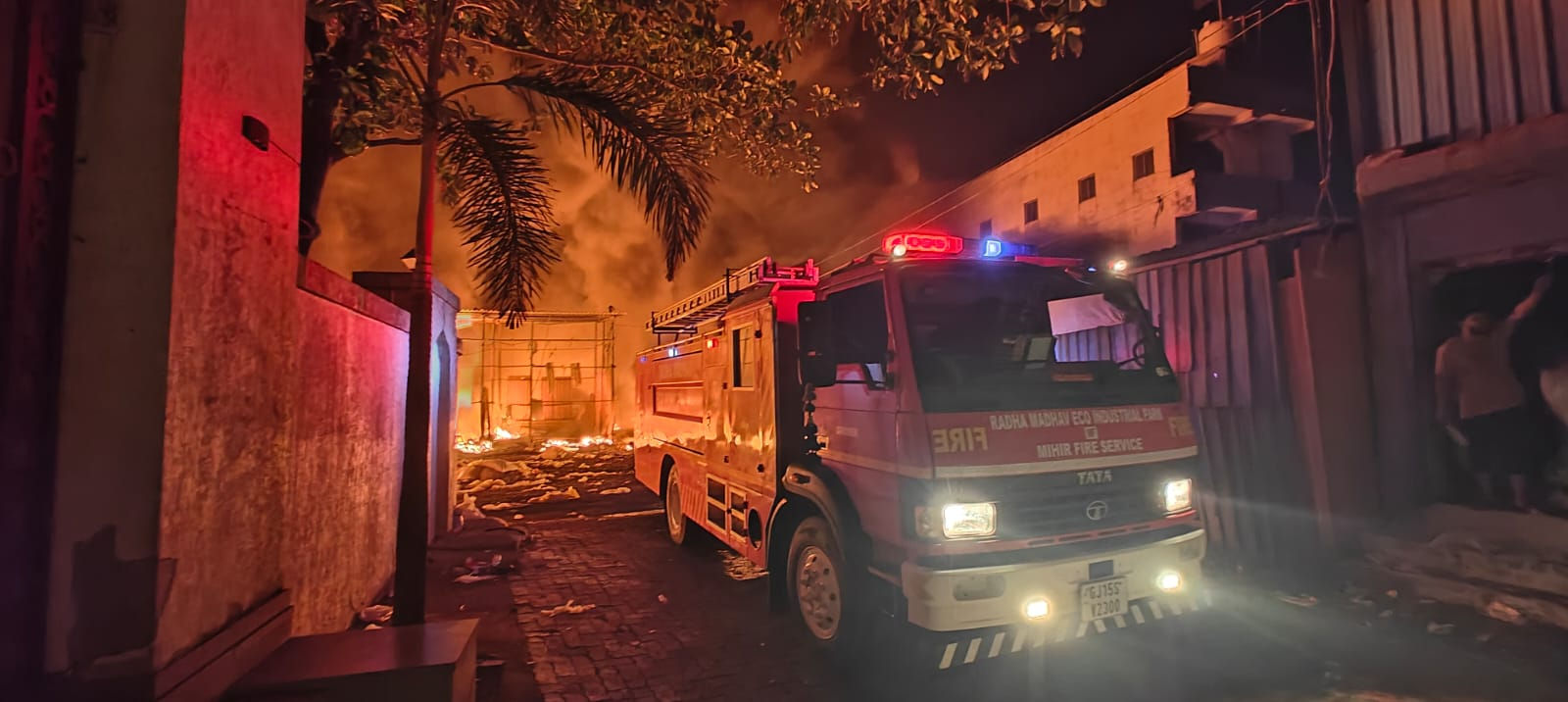 વાપીના ડુંગરી ફળિયામાં ભંગારના 35થી વધુ ગોડાઉનોમાં ભીષણ આગ, કેમિકલ-પ્લાસ્ટિકના જથ્થાએ આગને બનાવી વિકરાળ 3 - image