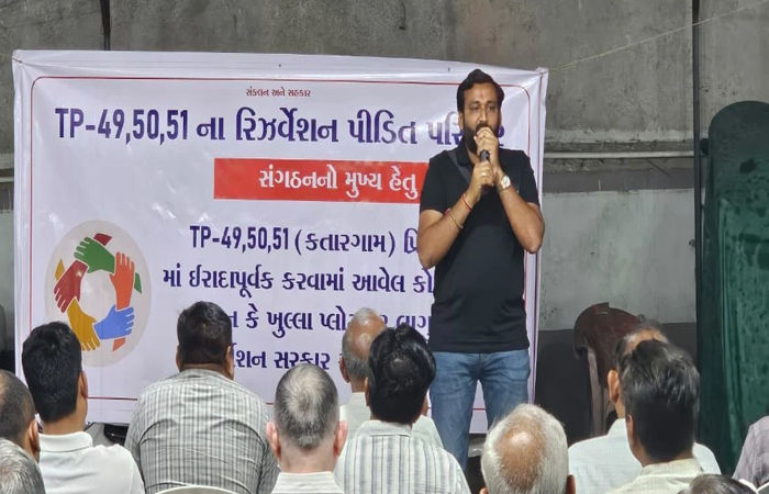 સુરત: રિઝર્વેશન હટાવવાની ખાતરીનો અમલ ન થતા કતારગામના અસરગ્રસ્તોની લડત ફરી શરુ 1 - image