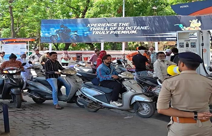 વડોદરા શહેરના તમામ પેટ્રોલ પંપો પર આજે બુધવારે સવારથી સ્થિતિ સામાન્ય થઈ : લાઈનો ગાયબ 1 - image