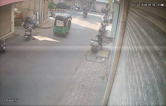 VIDEO: વડોદરાના દાંડિયાબજારમાં 'રફતારનો કહેર', બેફામ બાઈક ચાલકે બે યુવતીઓને અડફેટે લીધી 1 - image