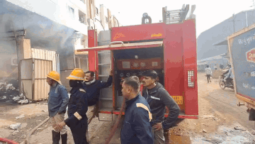 અમદાવાદના મોરૈયામાં બે ખાનગી કંપનીમાં ભીષણ આગથી અફરાતફરી, ફાયર બ્રિગેડના 5 વાહન ઘટનાસ્થળે 2 - image