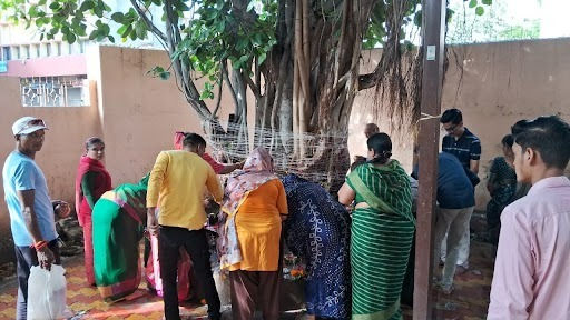 જામનગર: શ્રાવણ માસના અંતિમ દિવસે શિવાલયોમાં ભીડ, શનિવારી અમાસે પિતૃઓનાં કલ્ણાયાર્થે પીપળા પૂજન 2 - image