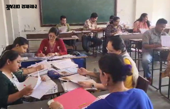 અમદાવાદમાં 45 કેન્દ્રો પર 4000થી વધુ શિક્ષકો દ્વારા પેપર ચકાસણી શરૂ 1 - image