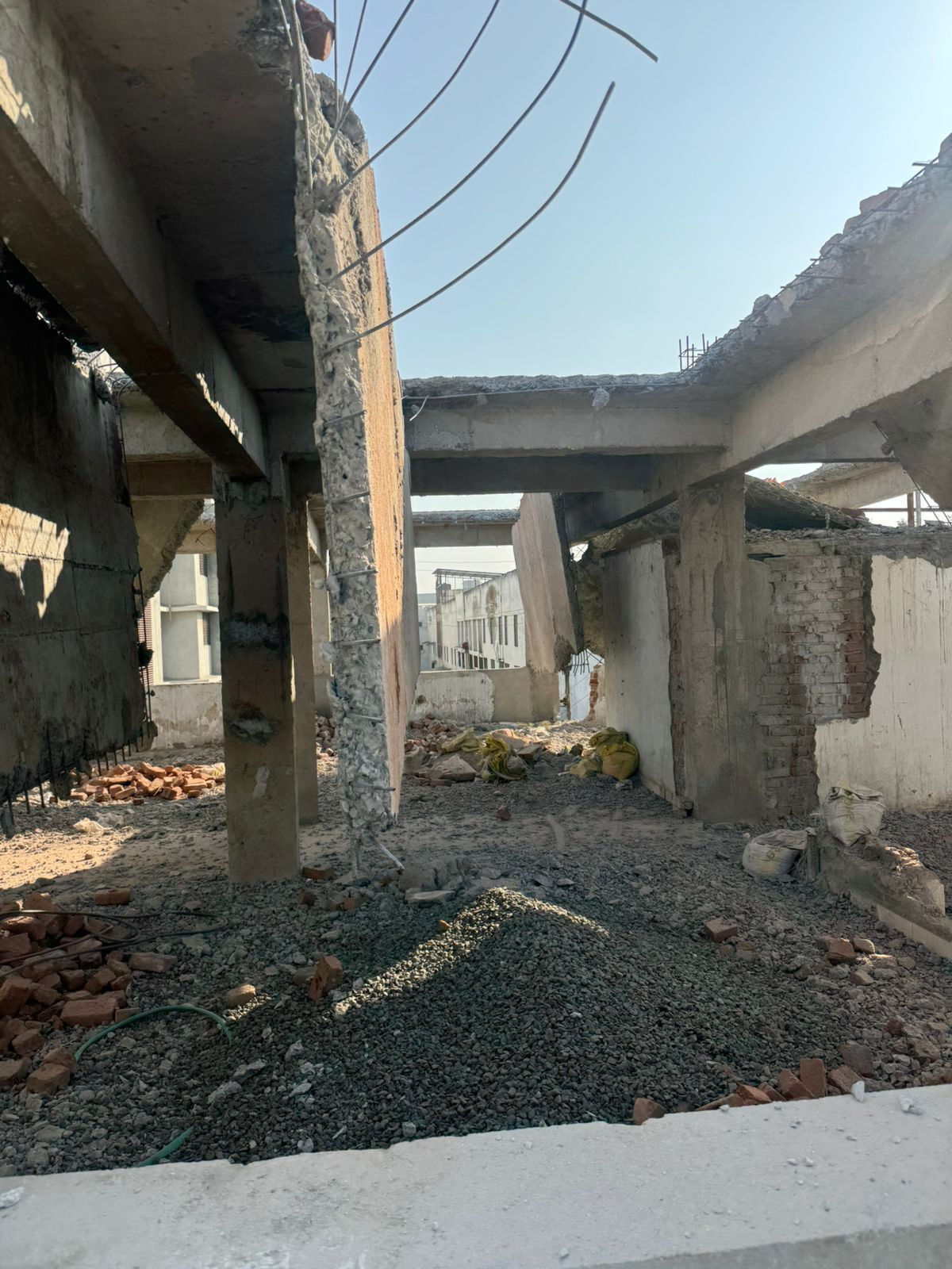 અમદાવાદમાં બુલડોઝર એક્શન: કાલુપુર અને અસારવામાં ગેરકાયદે બાંધકામો જમીનદોસ્ત કરાયા, જાહેર માર્ગો ખુલ્લા થયા 2 - image