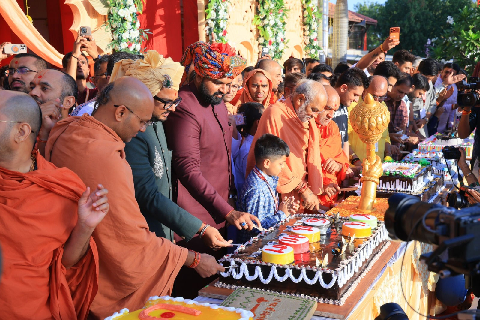 સાળંગપુર: હનુમાન જયંતી નિમિત્તે 'કૃતજ્ઞતા મહામહોત્સવ'ની ઉજવણી, દાદાએ ધારણ કર્યા 8 કિલો સોનાના વાઘા 4 - image