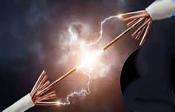 અર્નાલામાં મહાવિતરણના કર્મચારીઓને વીજકરંટ લાગ્યો : 1નું મૃત્યુ,  3 લોકો જખમી 1 - image