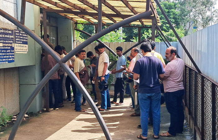 દરજીપુરા આરટીઓ કચેરીમાં વીજ પુરવઠો ખોરવાતા અરજદારોને ધક્કા પડ્યા 2 - image