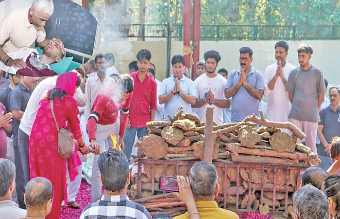 હરીશ હવે સુખી સ્થાને પહોંચી ગયો અંતિમ વિદાય આપતા ભાવુક પિતા 1 - image