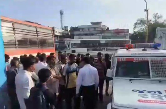 પાલનપુરમાં ST સ્ટેશન પર બસમાં યુવકનો આપઘાતનો પ્રયાસ, પોલીસ દોડતી થઈ 2 - image