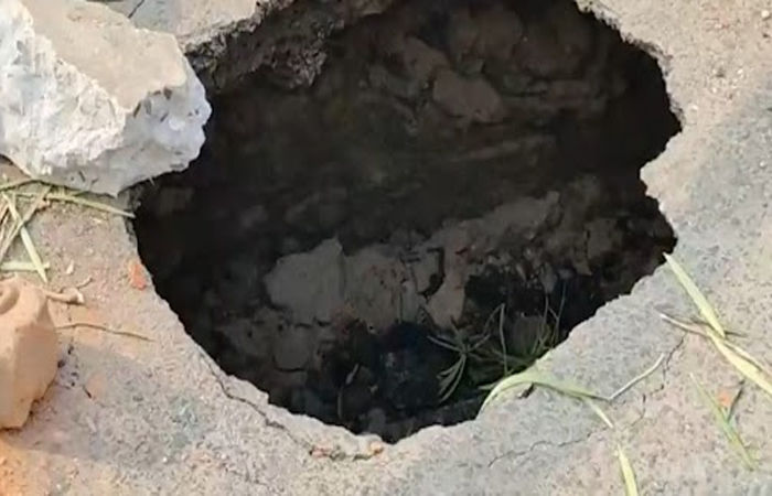 વડોદરાના વાઘોડિયા રોડ ઉપર વધુ એક 10 ફૂટ ઊંડો ભુવો પડ્યો 1 - image