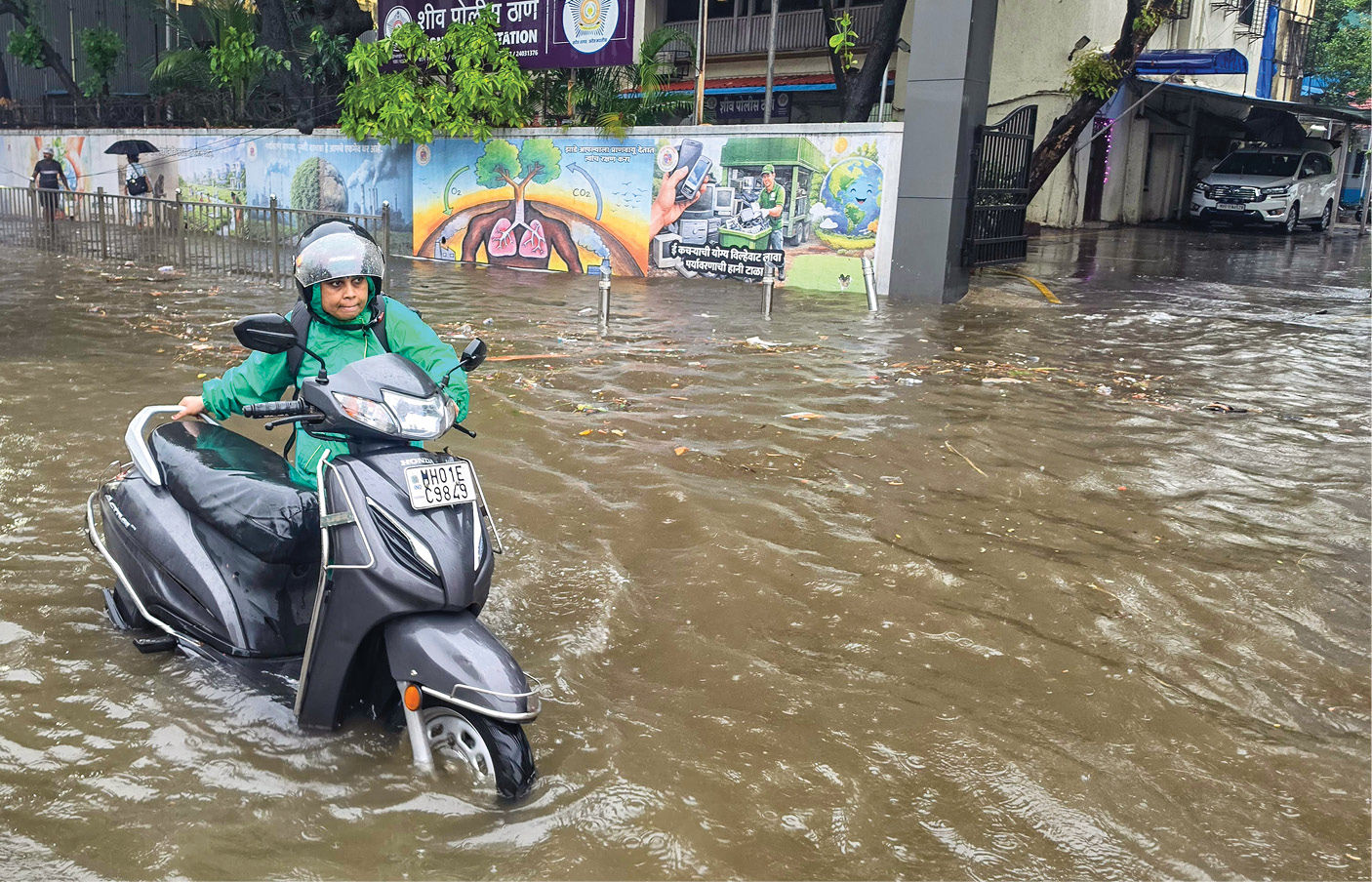 VIDEO: મુંબઈમાં ચોમાસાની તોફાની એન્ટ્રી, 24 કલાકમાં 300 મીમી વરસાદ, રેલવે ટ્રેક ડૂબ્યા, આખું શહેર જળબંબોળ 3 - image