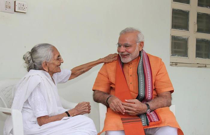PHOTOS: PM મોદી અને માતા હિરાબાની યાદગાર અને દુર્લભ તસવીરો 11 - image