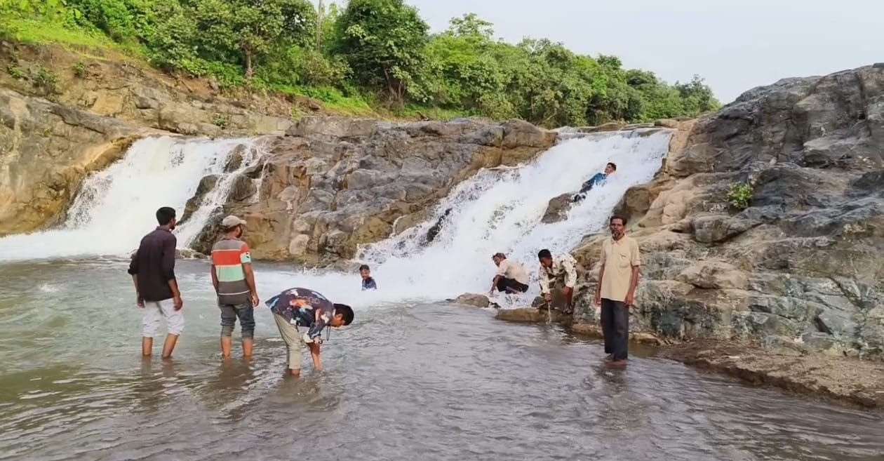 નાંદોદનો આ ધોધ રાજાએ બનાવડાવ્યો હતો, કુદરતી સૌંદર્ય જોઈ લોકો કહે છે - 'વાહ ક્યા સીન હૈ....' 3 - image